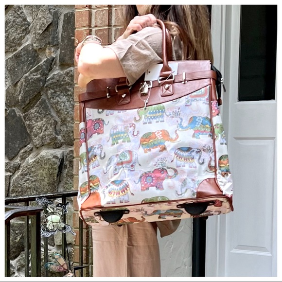 The Perfect Must Have Most Fabulous weekend Travel Rolling Bag - Picture 6 of 9